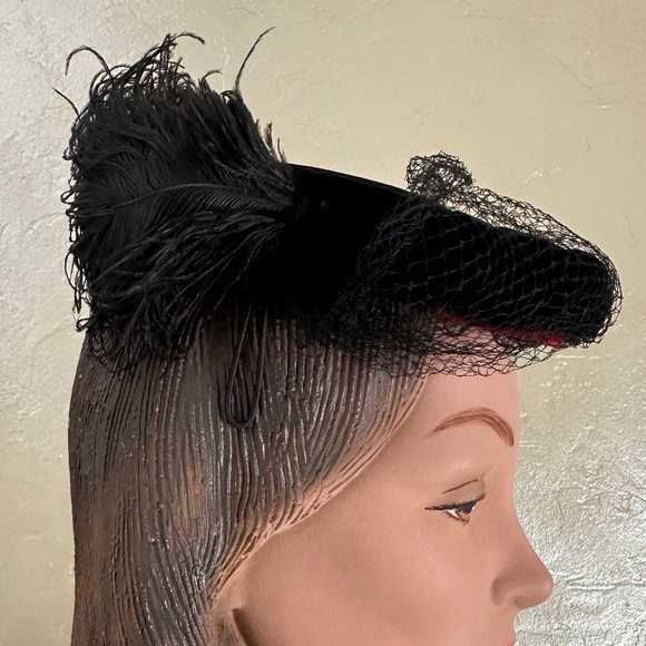 BEAUTIFUL 1950s\' BLACK VELVET JULIET CAP WITH VEIL AND OSTRICH FEATHER main image 9